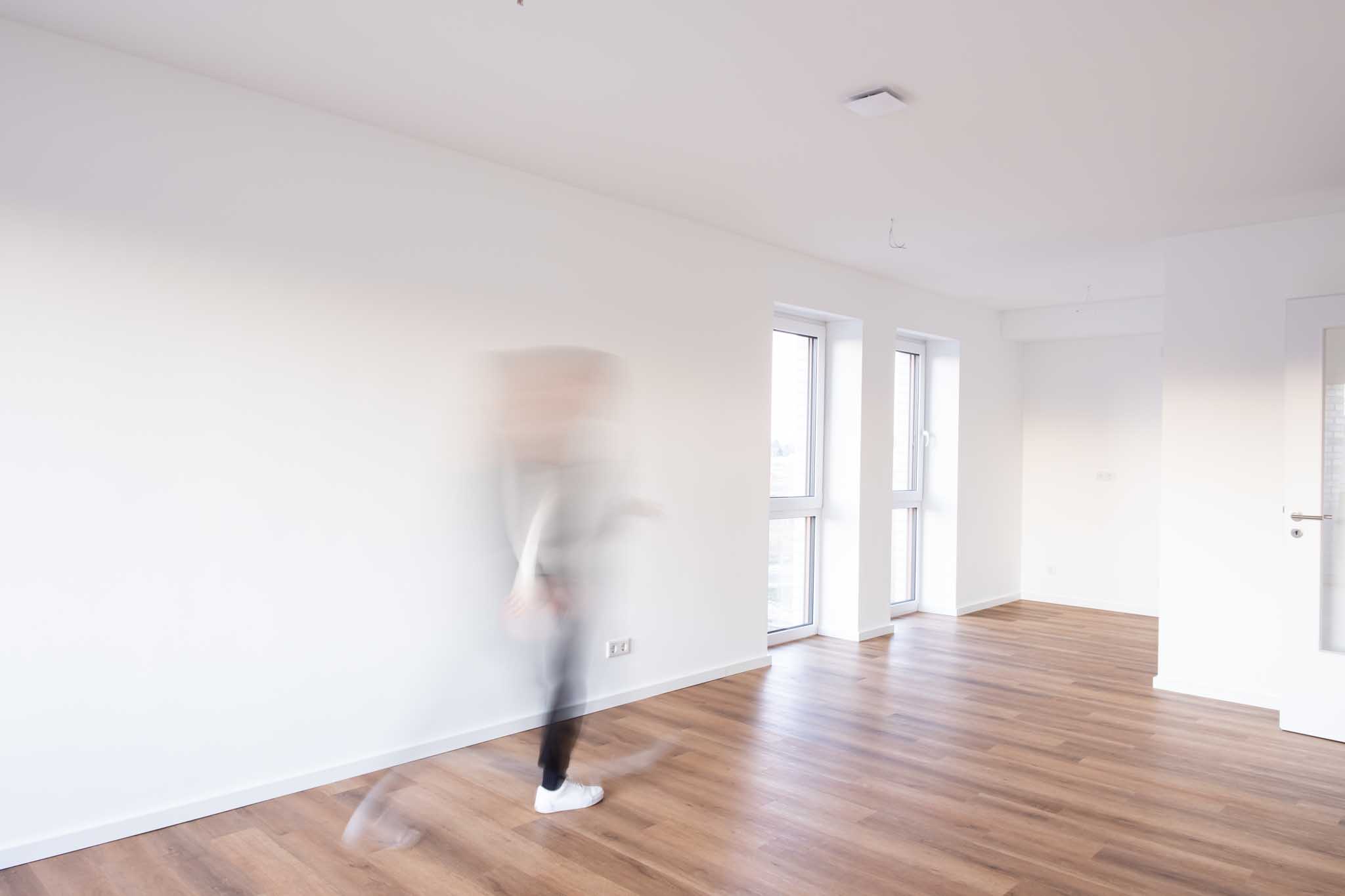 Langzeitbelichtung Person geht durch leere Wohnung