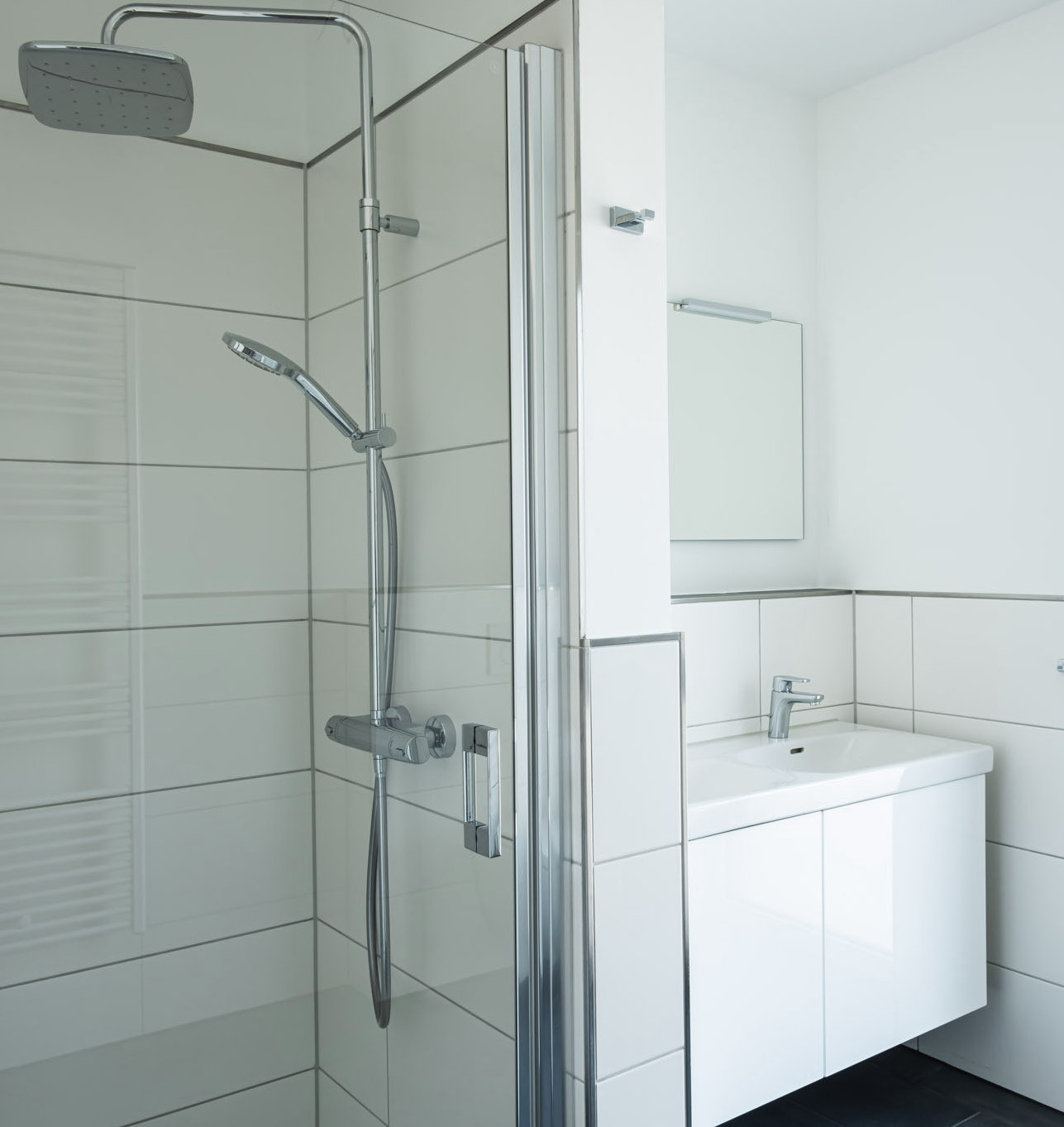 Dusche und Waschbecken