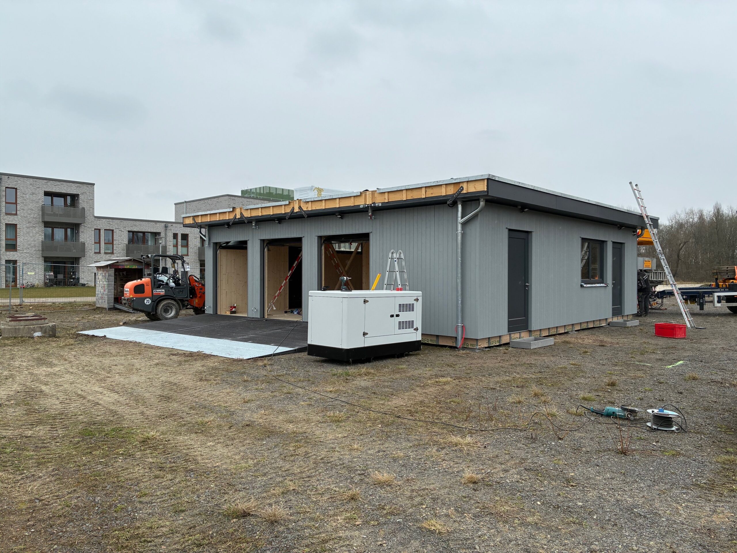 Mini-Hub mit Holzfassade im Aufbau